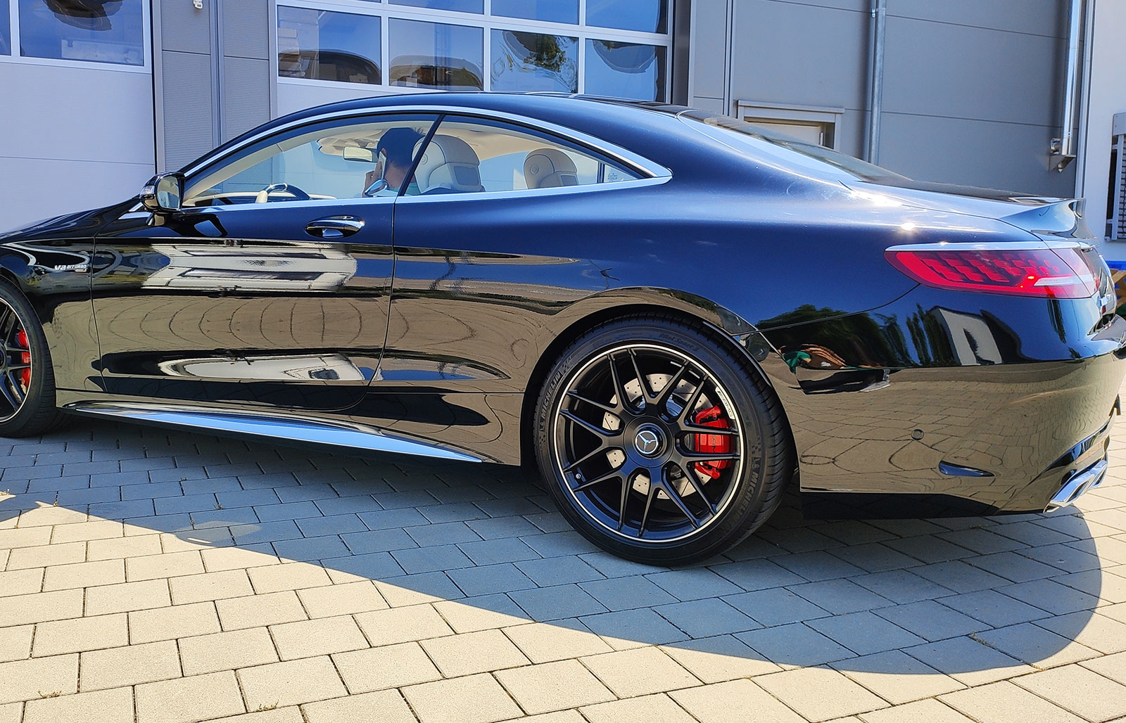 Prova al banco di prova con la Mercedes S63