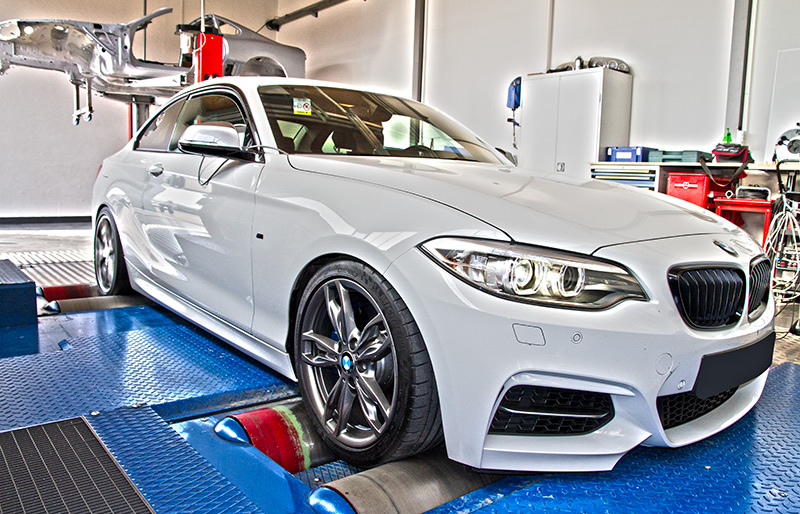 Test al banco di prova per la BMW M235i